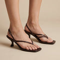 Sandales en cuir lisse pour femmes | Talons kitten évasés sculpturaux avec bout carré